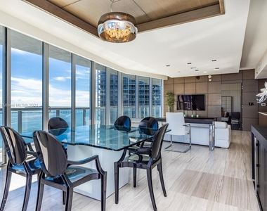 465 Brickell Ave - Photo Thumbnail 16