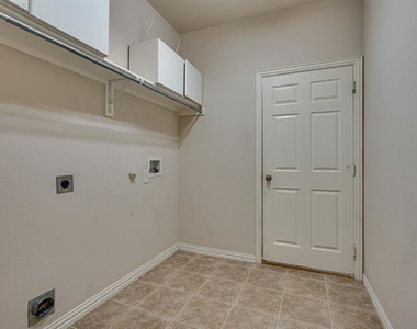 217 Bexar Drive - Photo Thumbnail 6