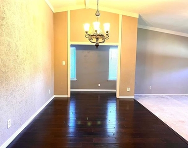 1208 Crestwood Court - Photo Thumbnail 3