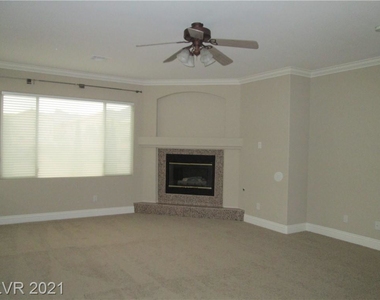 421 Emerald Heights Street - Photo Thumbnail 7