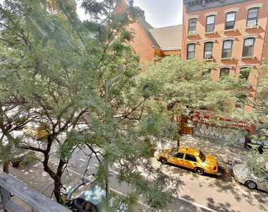 East 10th Street - Photo Thumbnail 3