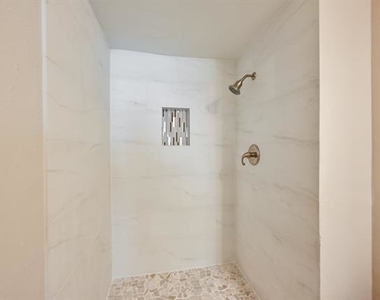 2825 Santa Monica Drive - Photo Thumbnail 9