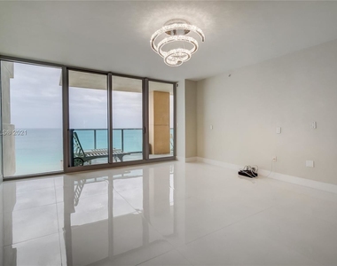 1455 Ocean Dr - Photo Thumbnail 3