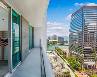 500 Brickell Ave - Photo Thumbnail 2