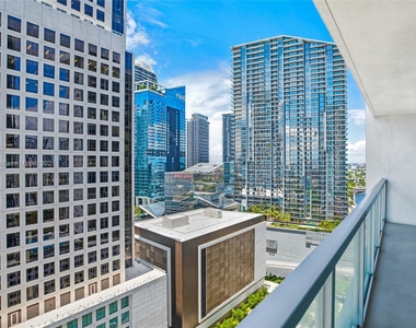 500 Brickell Ave - Photo Thumbnail 3