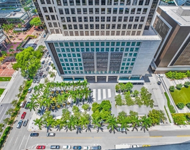 500 Brickell Ave - Photo Thumbnail 1