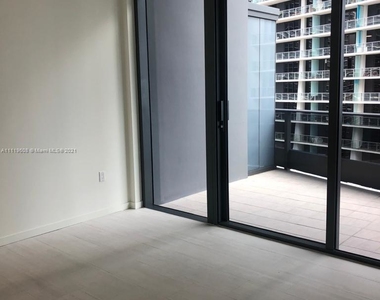 1000 Brickell Plaza - Photo Thumbnail 2