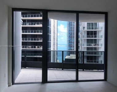 1000 Brickell Plaza - Photo Thumbnail 1