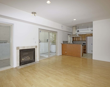 823 N Martel Ave - Photo Thumbnail 2