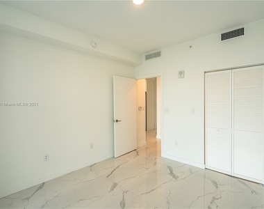 8425 Crespi Blvd - Photo Thumbnail 12