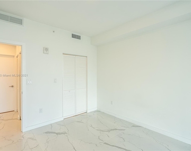 8425 Crespi Blvd - Photo Thumbnail 11