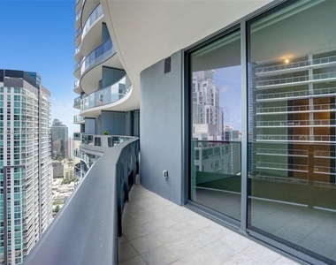 1000 Brickell Plz - Photo Thumbnail 4