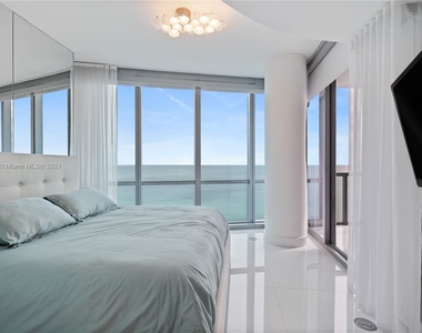 17121 Collins Ave - Photo Thumbnail 8