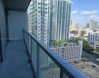 500 Brickell Ave - Photo Thumbnail 11