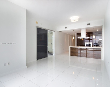 1100 Biscayne Blvd - Photo Thumbnail 3