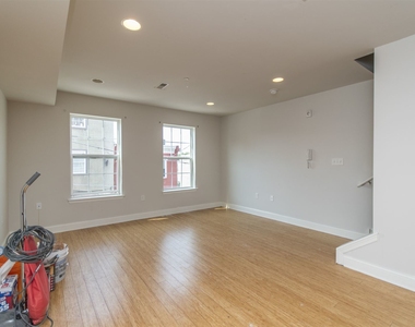 1131 W Nevada St Unit 2 - Photo Thumbnail 12