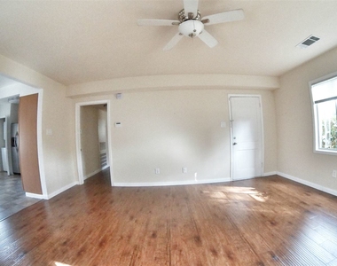 4526 Larch Ln - Photo Thumbnail 13