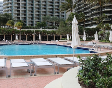 9801 Collins Ave - Photo Thumbnail 10