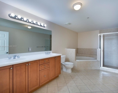 8390 Sw 72nd Ave Apt 604 - Photo Thumbnail 3