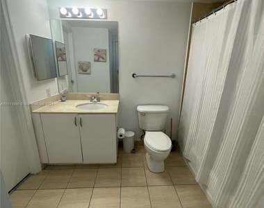 1750 N Bayshore Dr Apt 3609 - Photo Thumbnail 9