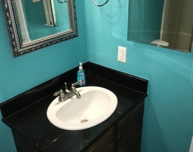 904 University Oaks Blvd - Photo Thumbnail 12