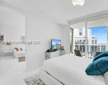 18201 Collins Ave - Photo Thumbnail 2