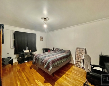 25-12 Hoyt Avenue South - Photo Thumbnail 2