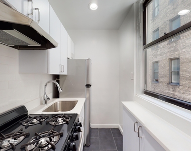 140 East 46th Street - Photo Thumbnail 2