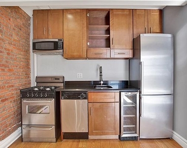 E 9th St - NO FEE - Balcony & Washer/Dryer in Unit - Photo Thumbnail 1