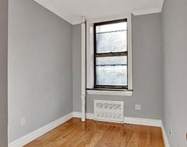 E 9th St - NO FEE - Balcony & Washer/Dryer in Unit - Photo Thumbnail 7