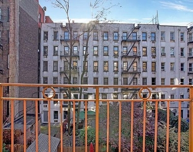 E 9th St - NO FEE - Balcony & Washer/Dryer in Unit - Photo Thumbnail 5