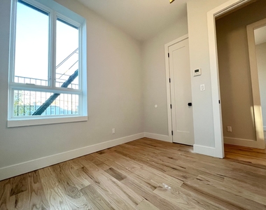 725 Metropolitan Avenue - Photo Thumbnail 2