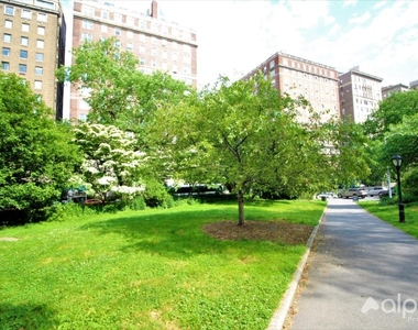 316 East 83rd Street - Photo Thumbnail 4