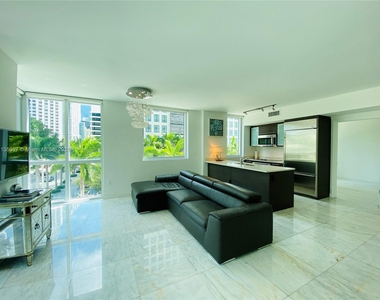 500 Brickell Ave - Photo Thumbnail 0