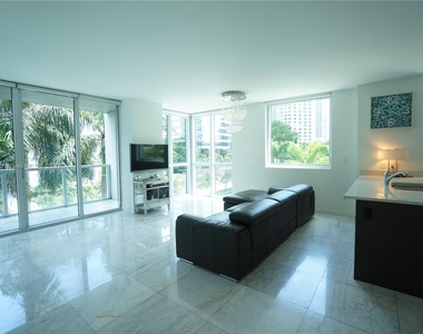 500 Brickell Ave - Photo Thumbnail 2