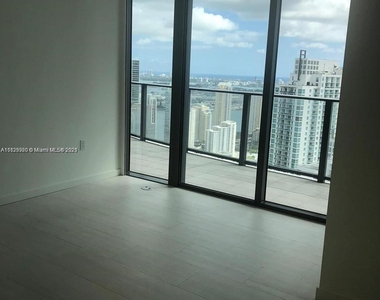 1000 Brickell Plaza - Photo Thumbnail 8