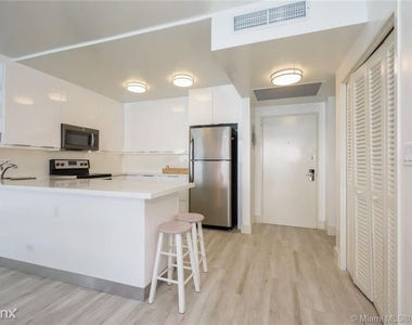 5601 Collins Ave - Photo Thumbnail 15