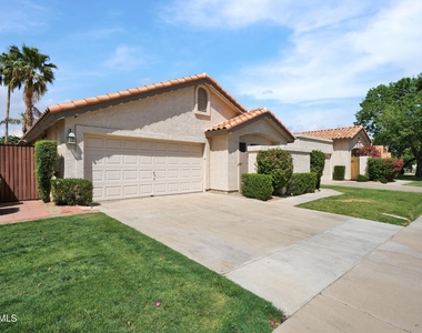 11010 W Poinsettia Drive - Photo Thumbnail 3