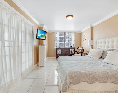 6039 Collins Ave - Photo Thumbnail 11