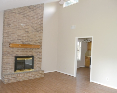 4113 Meadowwood Dr - Photo Thumbnail 1