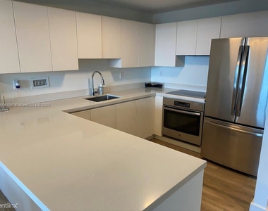 2301 Collins Ave Apt 637 - Photo Thumbnail 1