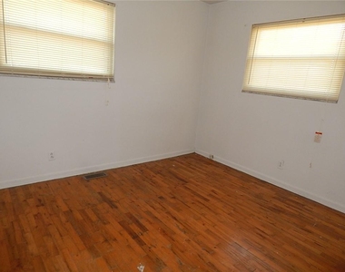 1520 East Perry Street - Photo Thumbnail 18