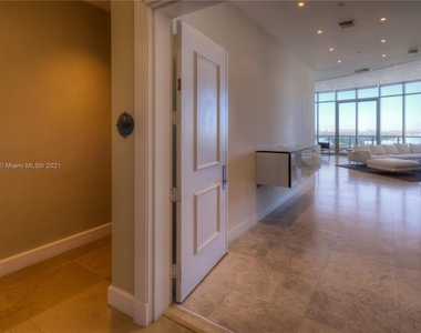 5959 Collins Ave - Photo Thumbnail 11