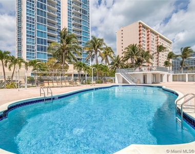 2655 Collins Ave - Photo Thumbnail 3