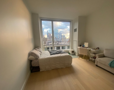 525 West 52nd Street - Photo Thumbnail 6