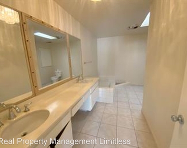 5401 Zelzah Avenue Unit 126 - Photo Thumbnail 11