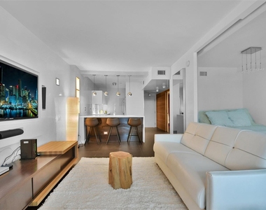 2301 Collins Ave - Photo Thumbnail 3