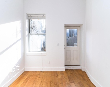828 St Johns Place - Photo Thumbnail 4