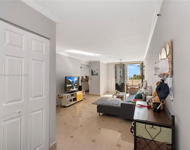 2642 Collins Ave - Photo Thumbnail 2