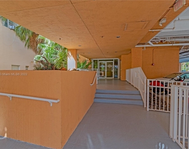 2642 Collins Ave - Photo Thumbnail 18